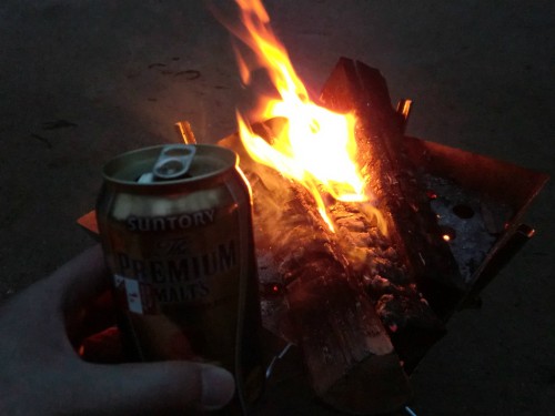 初木もれ陽の森_焚き火とビール