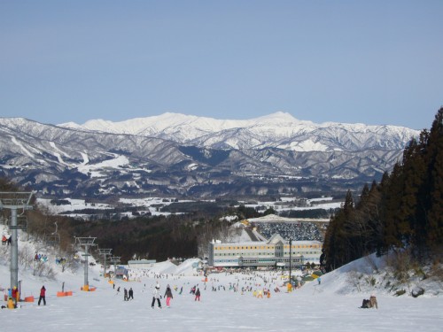 ホワイトピアたかす_向こうの雪山